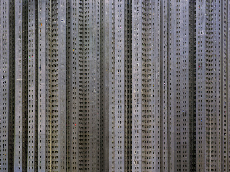 Illustration for article titled These Surreal Photos of Hong Kong's Aging Towers Aren't Doctored